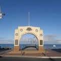 Arco del Monumento de Guerra de Brighton frente al mar bajo cielo despejado