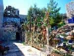 Vista exterior del jardín con mosaicos coloridos y vegetación
