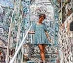 Mujer caminando por un pasillo de mosaicos en el Magic Gardens