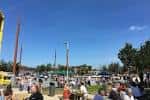 Plaza concurrida durante un evento al aire libre