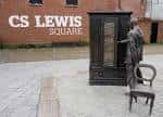 Estatua de C.S. Lewis junto al armario mágico