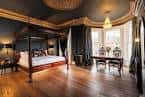 Suite elegante con techo decorado y muebles antiguos