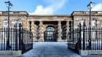 Vista frontal de la entrada principal del Crumlin Road Gaol con su fachada histórica y rejas