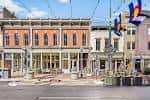 Fachada exterior del Apollo Hall en Denver con arquitectura histórica y banderas