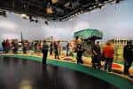 Interior del estudio de televisión con público y escenografía