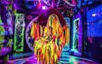 Instalación artística vibrante con luces de neón