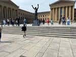 Estadua de Rocky con los brazos levantados en las escaleras del Museo de Arte de Filadelfia