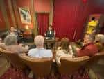 Escenario íntimo de magia con mago y audiencia en butacas