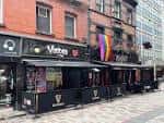 Fachada exterior de Voodoo Belfast con decoración temática y banderas