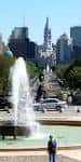 Vista panorámica del Benjamin Franklin Parkway con fuente y rascacielos de fondo