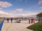 Vista panorámica del muelle con personas caminando y el río al fondo