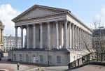 Vista exterior del Birmingham Town Hall con su imponente fachada neoclásica y columnas jónicas
