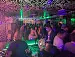 Interior del club Zerox con ambiente festivo y luces de neón