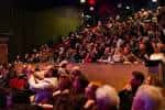 Interior del auditorio lleno de público durante un evento