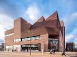 Vista exterior del Sadler's Wells con su distintiva arquitectura de ladrillo y formas geométricas
