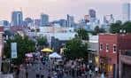 Vista panorámica del distrito de arte al atardecer con la ciudad de fondo