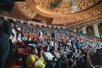 Público en el auditorio durante un evento cultural