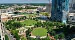 Vista aérea del Romare Bearden Park con zonas verdes y edificios urbanos al fondo