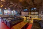 Interior del salón principal con pistas de bolos y zonas de estar