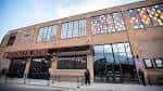 Fachada exterior del Brooklyn Bowl Philadelphia con su distintiva ventana de vitral