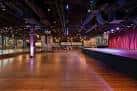 Vista del escenario principal con cortinas rojas y piso de madera