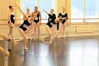 Clase de danza en un estudio con espejos y barras