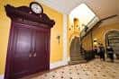 Hall principal con escalera de mármol y reloj decorativo