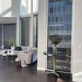 Sala de espera moderna con sofás blancos y grandes ventanales