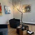 Área de descanso con arte en las paredes y decoración minimalista