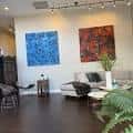 Espacio interior amplio con obras de arte abstracto y mobiliario contemporáneo