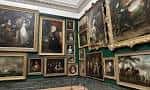 Sala de exposiciones con cuadros clásicos enmarcados y decoración elegante