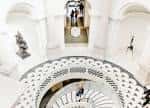 Escalera espiral interior del edificio con diseño arquitectónico destacado