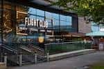 Fachada exterior de Flight Club Liverpool con letrero iluminado