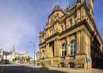 Vista exterior del edificio histórico Old School en Great George Street, Leeds
