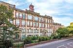 Fachada del complejo Old School Lofts con arquitectura victoriana y detalles ornamentales