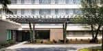 Entrada principal del Kimpton Sylvan Hotel con pérgola y jardines