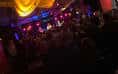 Interior del local con ambiente festivo y banda actuando