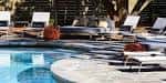 Área de piscina exterior con tumbonas y ambiente relajado