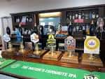 Barra de cerveza con grifos y botellas