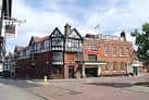 Vista exterior del Maids Head Hotel en Norwich con arquitectura tradicional inglesa