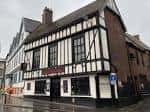 Fachada histórica del pub Louis Marchesi en Norwich con estilo Tudor