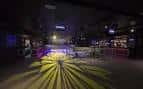 Interior del club con iluminación de escenario y pista de baile