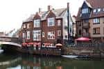 Vista exterior del pub Ribs of Beef junto al río en Norwich