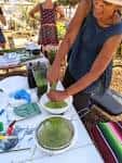 Taller al aire libre de tintes naturales con indigo fresco