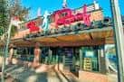 Fachada exterior del Tin Roof en Raleigh con letrero luminoso