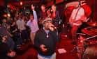 Interior del local con ambiente festivo y público disfrutando de la música