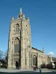 Vista exterior diurna de la iglesia St Peter Mancroft con cielo azul despejado