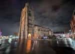 Fachada nocturna iluminada de St Peter Mancroft en Norwich