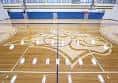 Vista cenital de la cancha de baloncesto del Grant Gymnasium con el logotipo central de Webster University