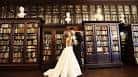 Pareja en la biblioteca con estanterías de libros